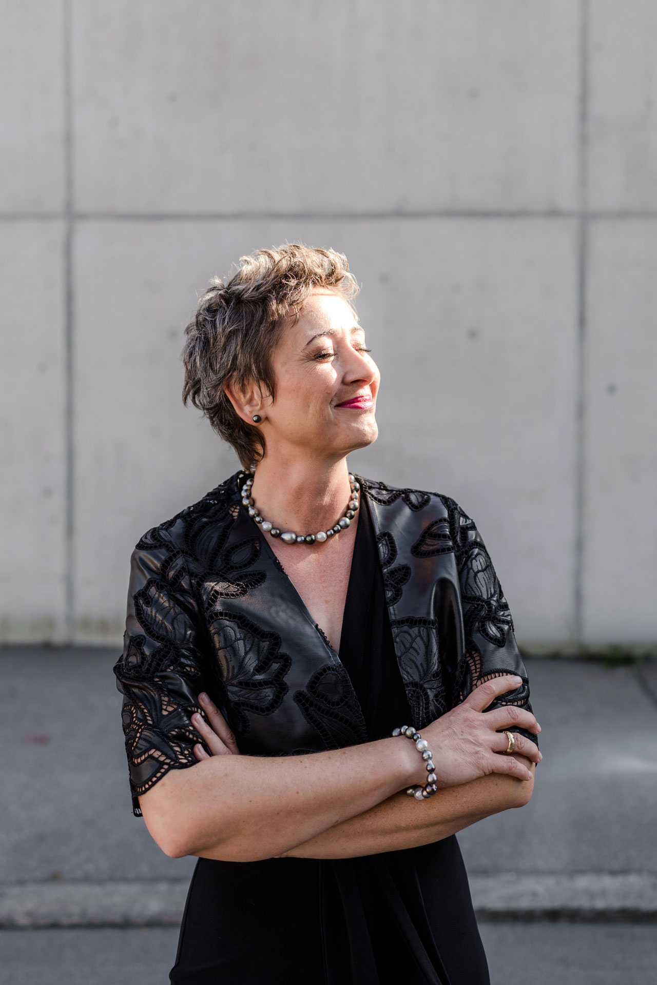 Julia Reisinger zwischen Säulen